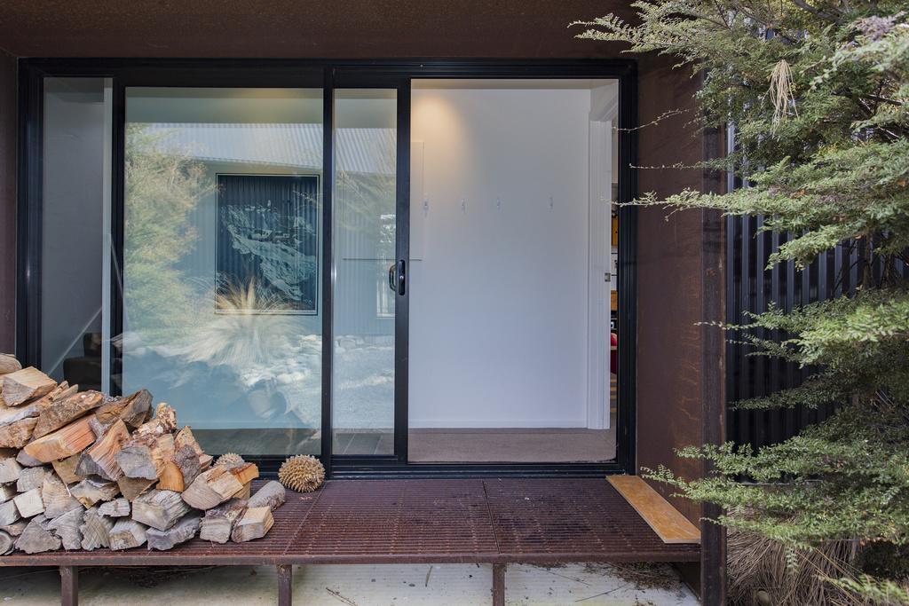 The Black House With Stunning Outdoor Bath 特卡波湖 外观 照片